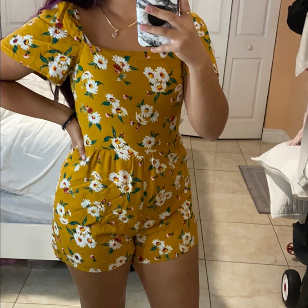 SUMMERY ROMPER WITH FLOWERS